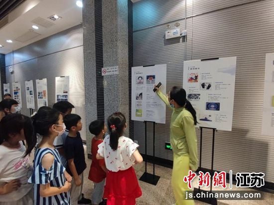 同学们参观了图书馆。魏巍 摄 同学们参观了图书馆。魏巍 摄