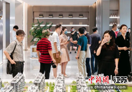 摄影爱好者走进紫檀·南长里样板间采风。承办方供图 摄影爱好者走进紫檀·南长里样板间采风。承办方供图