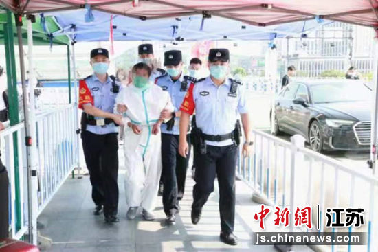 徐州铁警将嫌疑人张某接管给安徽省无为警方。徐州铁路公安处供图