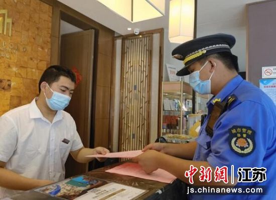 发放《致广大楼宇业主的一封信》。南京江宁开发区城管局供图 发放《致广大楼宇业主的一封信》。南京江宁开发区城管局供图