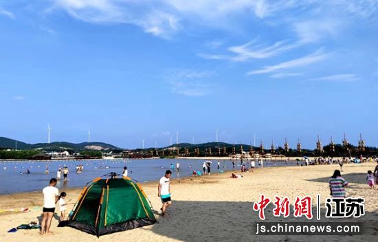 楼山湾湖光田园度假区用人工沙滩吸引众多游客。 朱志庚 摄