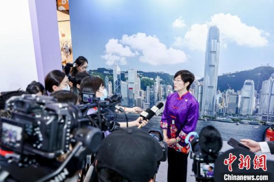 蔡亮表示，驻沪办将利用香港与内地的合作平台，继续大力支持香港人在内地的生活、工作、学习。　香港特别行政区政府驻上海经济贸易办事处供图