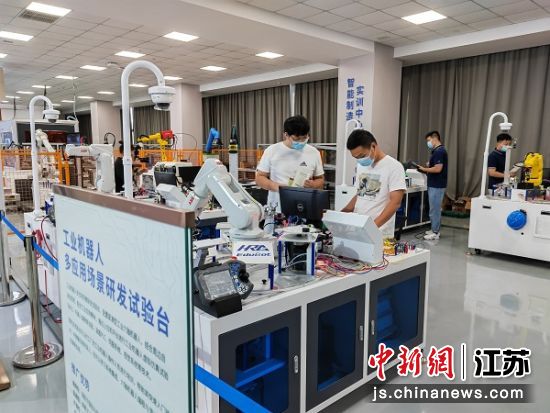 工业机器人多应用场景研发试验台。谷华 摄 工业机器人多应用场景研发试验台。谷华 摄
