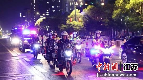 民警在路面巡逻。盐都警方供图 民警在路面巡逻。盐都警方供图