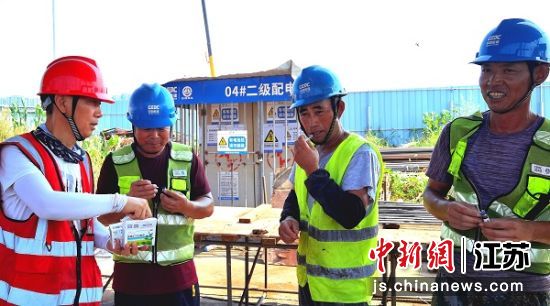 工人领取藿香正气水。李鳌 摄 工人领取藿香正气水。李鳌 摄
