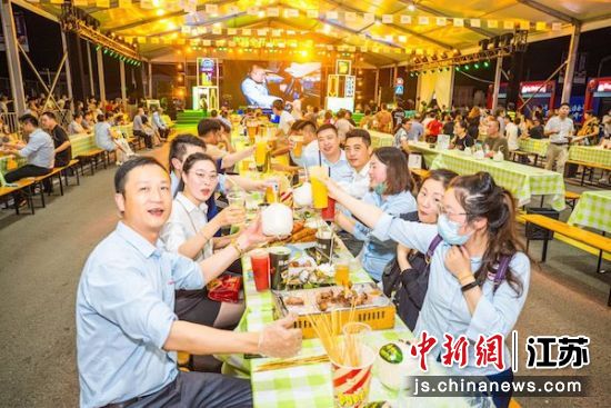 龙虾啤酒节现场。胡埭镇供图 龙虾啤酒节现场。胡埭镇供图