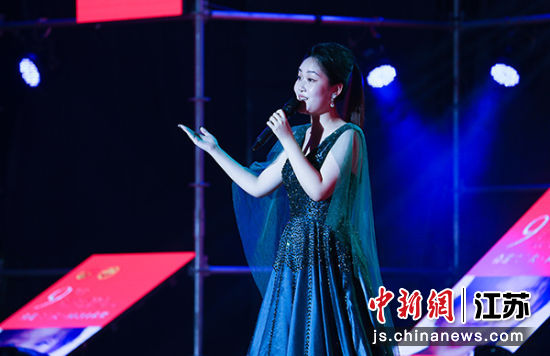 2022年8月20日,志愿者在中国(句容)第九届民间葡萄节暨圆梦慈善纳凉晚会上表演节目。钟心怡 摄 2022年8月20日,志愿者在中国(句容)第九届民间葡萄节暨圆梦慈善纳凉晚会上表演节目。钟心怡 摄