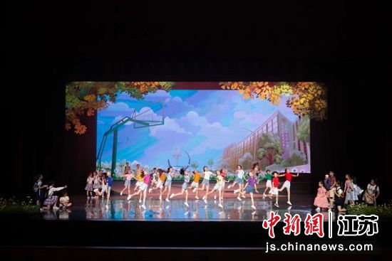 原创儿童音乐剧《蒲公英的种子》在南京首演。南京小红花艺术团供图 原创儿童音乐剧《蒲公英的种子》在南京首演。南京小红花艺术团供图