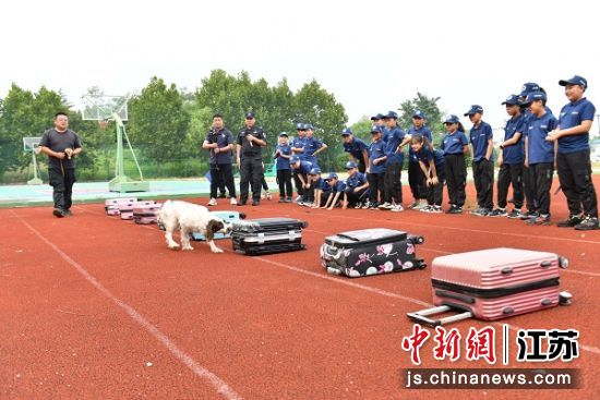 小队员们参观警犬基地。王力 摄 小队员们参观警犬基地。王力 摄