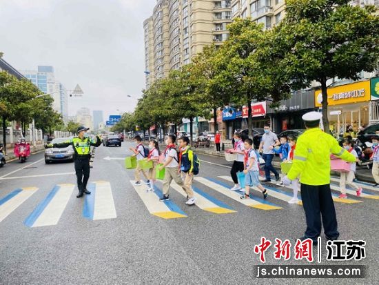 常州公安交警部门启动交通信号“开学模式”,保障孩子们的安全上学路。 常州公安交警部门启动交通信号“开学模式”,保障孩子们的安全上学路。