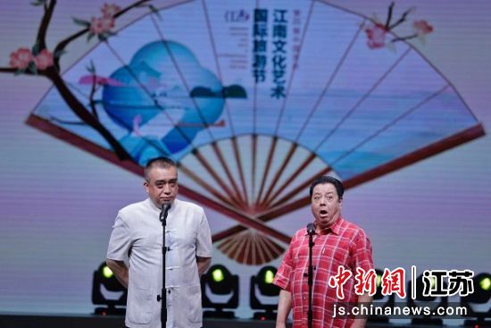 相声表演艺术家李金斗（右一）在苏州演出 倪黎祥 摄