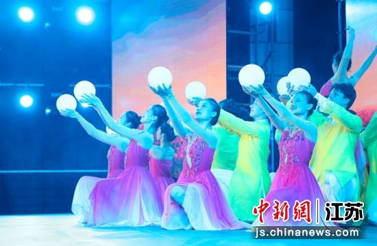 9月6日,在句容市文化艺术中心广场,演员在新时代江苏道德模范与身边好人事迹巡演中表演节目。 9月6日,在句容市文化艺术中心广场,演员在新时代江苏道德模范与身边好人事迹巡演中表演节目。