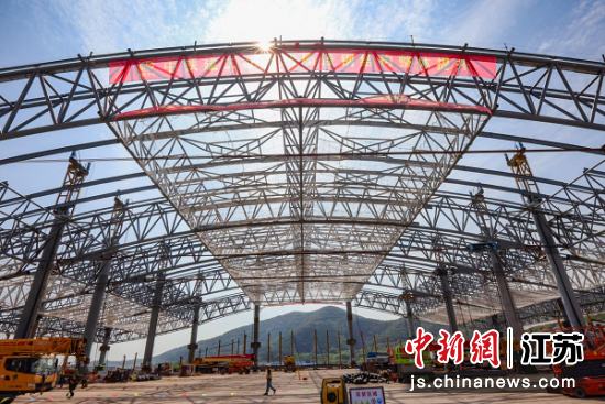 南沿江铁路江阴站站房屋面钢结构桁架整体提升施工现场。中新社记者 泱波 摄 南沿江铁路江阴站站房屋面钢结构桁架整体提升施工现场。中新社记者 泱波 摄