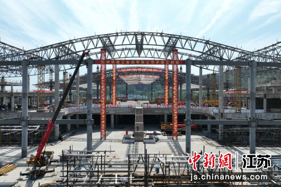 南沿江铁路江阴站站房屋面钢结构桁架整体提升施工现场。中新社记者 泱波 摄 南沿江铁路江阴站站房屋面钢结构桁架整体提升施工现场。中新社记者 泱波 摄