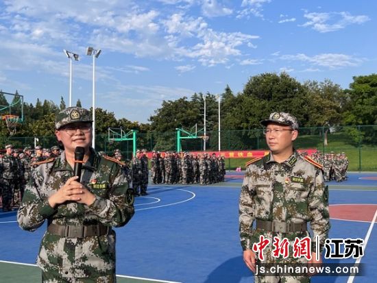 图说1:信工院党委副书记万娟、肖庆东及教职工们“沉浸式”参与军训。张静 摄影 图说1:信工院党委副书记万娟、肖庆东及教职工们“沉浸式”参与军训。张静 摄影