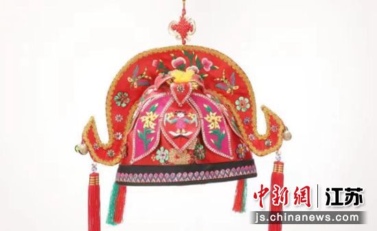 王秀英缝制的香包公子香帽。 徐州文广旅局供图