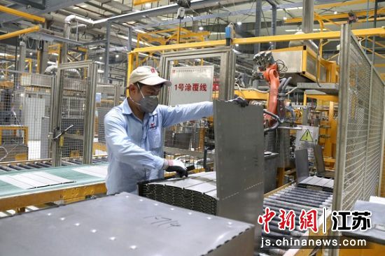 工作人员在涂覆段整理催化剂单元盒。大唐南京环保供图 工作人员在涂覆段整理催化剂单元盒。大唐南京环保供图