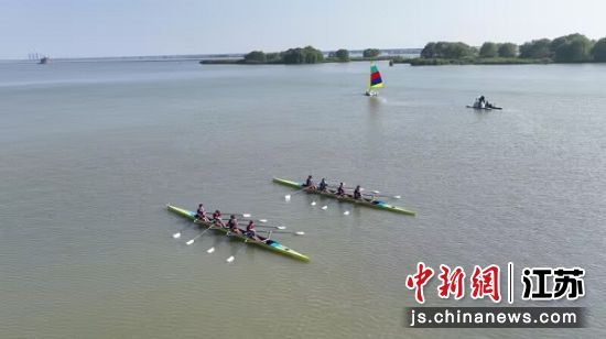 秋日晴空万里,常州西太湖上碧波荡漾,4人赛艇激起水花朵朵,青少年选手奋楫争先,绘就出一幅乘风破浪的优美画卷。 秋日晴空万里,常州西太湖上碧波荡漾,4人赛艇激起水花朵朵,青少年选手奋楫争先,绘就出一幅乘风破浪的优美画卷。