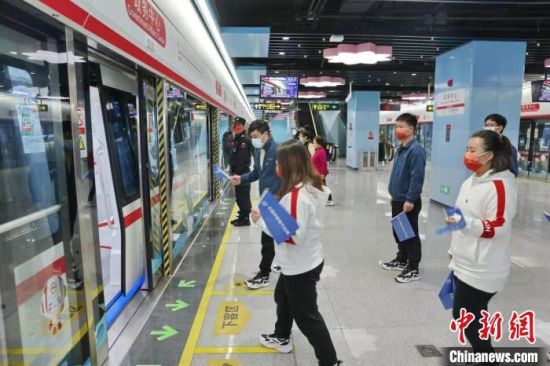 市民在站台等候列车。 许丛军 摄 市民在站台等候列车。 许丛军 摄