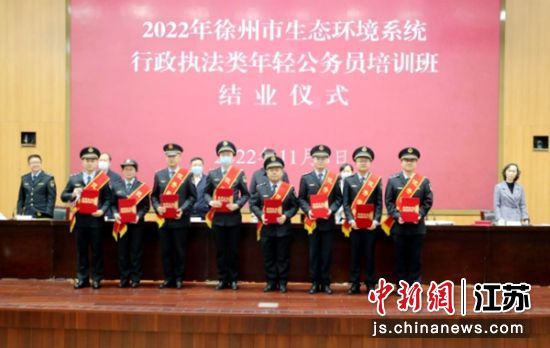 结业仪式上对优秀教官和优秀学员进行颁奖。 程凯 摄 结业仪式上对优秀教官和优秀学员进行颁奖。 程凯 摄