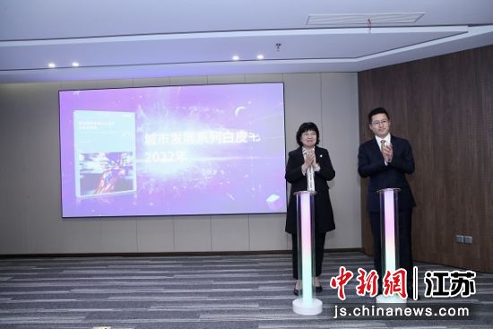 CBRE世邦魏理仕联合南京市商务局共同研讨南京“冲击”国际消费中心城市的优势和路径。会议主办方供图 CBRE世邦魏理仕联合南京市商务局共同研讨南京“冲击”国际消费中心城市的优势和路径。会议主办方供图