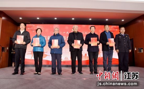 徐州市公安局政治部副主任何如春为征文比赛获奖者颁奖。朱志庚摄 徐州市公安局政治部副主任何如春为征文比赛获奖者颁奖。朱志庚摄