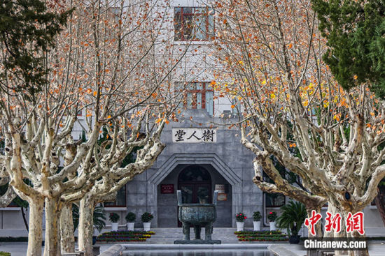 图为12月5日,江苏扬州,江泽民母校扬州中学。 中新社记者 泱波 摄 图为12月5日,江苏扬州,江泽民母校扬州中学。 中新社记者 泱波 摄