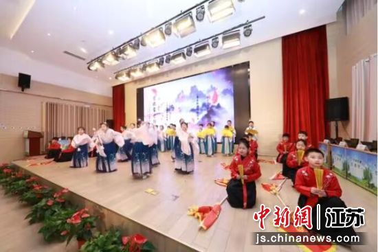 参赛学生在表演舞蹈。陶林 摄 参赛学生在表演舞蹈。陶林 摄