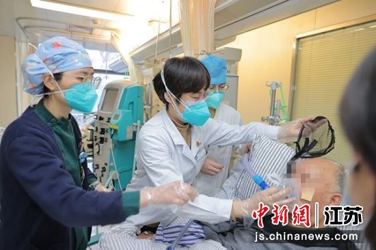救治患者。江苏省中医院供图