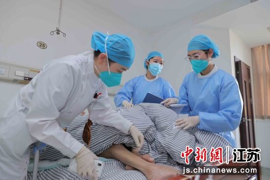 救治患者。江苏省中医院供图