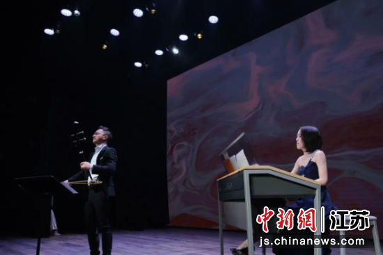 中国二胡演奏家赵磊与日本电子管风琴演奏家入谷麻友默契合作。盐城建军路文商旅街区供图