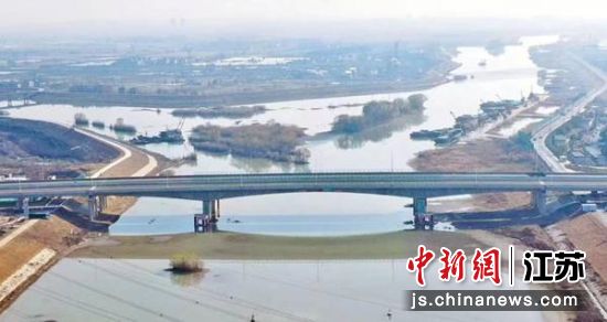 002省道南京段扩建工程秦淮河大桥实现双向通车。南京江宁交通建设集团供图