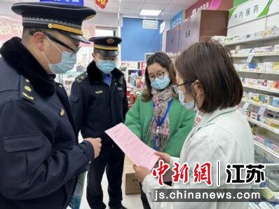 城管执法队员在梳理“门前三包”责任书签订情况 图片作者:陆心宇 城管执法队员在梳理“门前三包”责任书签订情况 图片作者:陆心宇