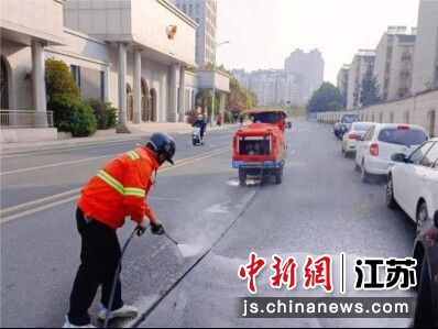 环卫工人在对道路进行清洗保洁 图片作者:陆心宇 环卫工人在对道路进行清洗保洁 图片作者:陆心宇