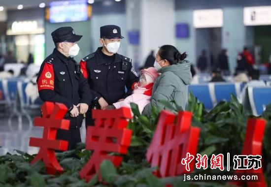 民警在淮安东站候车室里开展安全巡查。刘涛 摄