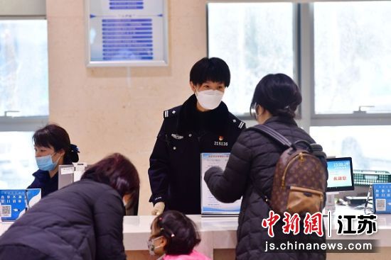 江苏省南京市的各出入境业务窗口，迎来首波出国旅游、访友护照办理咨询高峰。国武 摄