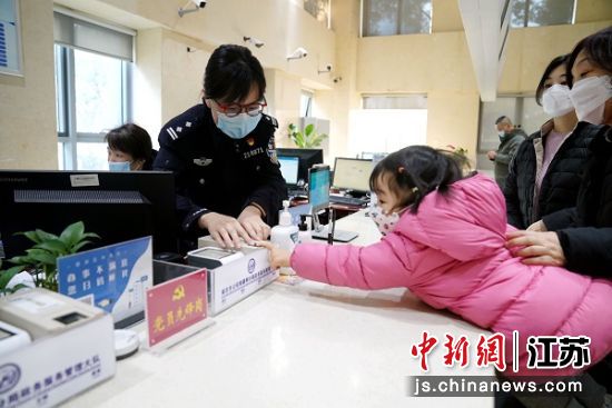江苏省南京市的各出入境业务窗口，迎来首波出国旅游、访友护照办理咨询高峰。国武 摄