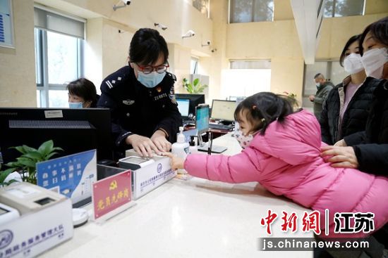 江苏省南京市的各出入境业务窗口,迎来首波出国旅游、访友护照办理咨询高峰。国武 摄 江苏省南京市的各出入境业务窗口,迎来首波出国旅游、访友护照办理咨询高峰。国武 摄