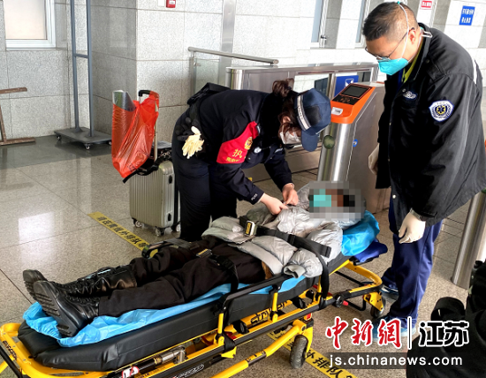 民警救助受伤旅客。郭明慧摄 民警救助受伤旅客。郭明慧摄
