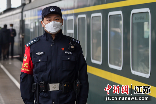 南京铁警枕戈待旦备战春运护航旅客平安出行。郭明慧摄