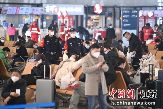铁路民警在候车室内巡逻。南京铁路公安处宿迁站派出所供图