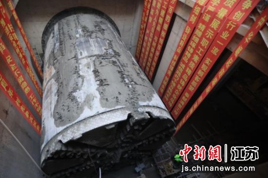 中国铁建大桥局“胜利号”盾构机刀盘破壁而出。 中新社记者 泱波 摄