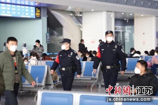 民警在向旅客宣传铁路乘车禁止和限制携带物品种类。刘涛 摄