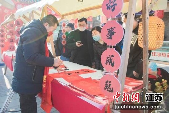 书法家现场书写对联。李瑾 摄 书法家现场书写对联。李瑾 摄
