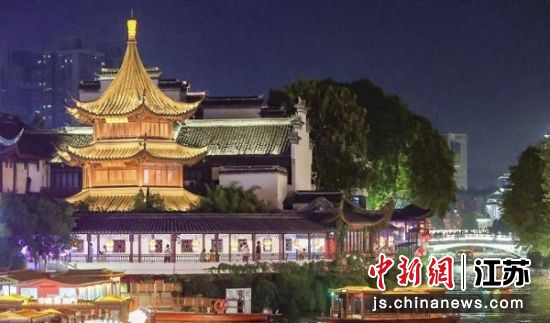 南京连续 13 年获评“中国最具幸福感城市”。图为流光溢彩的夜秦淮。 泱波 摄 南京连续 13 年获评“中国最具幸福感城市”。图为流光溢彩的夜秦淮。 泱波 摄