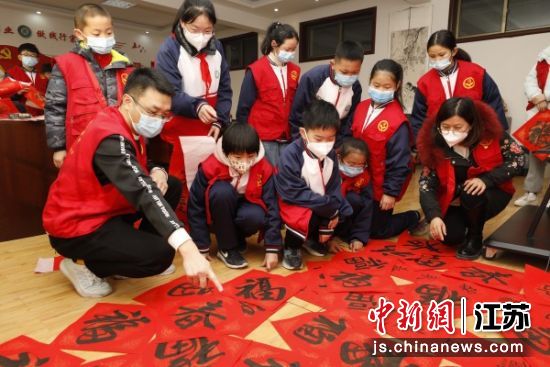 书法兴趣社团的师生为被访同学家庭书写春联、福字。高荣光摄 书法兴趣社团的师生为被访同学家庭书写春联、福字。高荣光摄