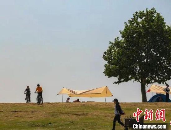 消费在南京经济发展中起到显著拉动作用。图为“露营经济”在南京持续走俏。 泱波 摄 消费在南京经济发展中起到显著拉动作用。图为“露营经济”在南京持续走俏。 泱波 摄