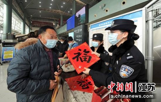 铁路民警向旅客送“书香福袋” 图片作者:季利 铁路民警向旅客送“书香福袋” 图片作者:季利
