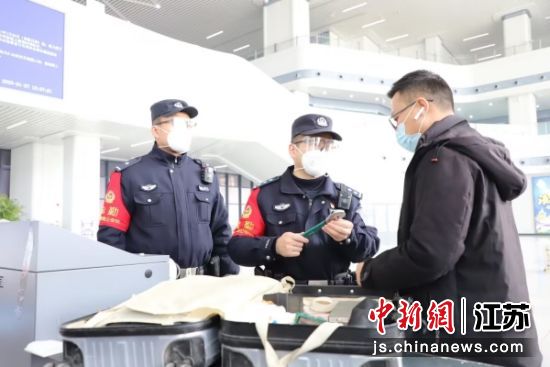 民警正在对进站旅客行李物品开展安全检查。刘涛 摄