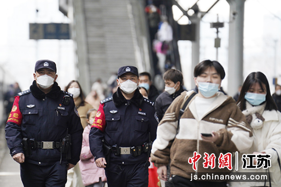 民警在站台上执勤。郭明慧 摄 民警在站台上执勤。郭明慧 摄